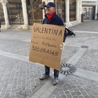 Si innamora di una donna sui social, perde il suo contatto e va in paese con un cartello: «Valentina, chiamami»