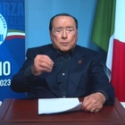 Berlusconi, il ritorno in pubblico: «Sono qui per voi, in giacca e cravatta dopo un mese». Il video alla convention FI