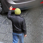 Napoli, parcheggiatore abusivo chiede 80 euro per la sosta in centro: «Se non mi paghi ti spacco la macchina»