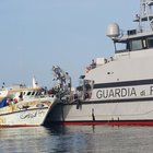 Migranti, barcone a Lampedusa: 310 dei 450 profughi già trasferiti su navi di Gdf e guardia costiera