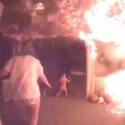 Sbaglia strada e arriva davanti a una casa in fiamme: automobilista salva quattro fratelli dall'incendio VIDEO CHOC