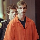 Jeffrey Dahmer, bufera sulla serie Netflix sul serial killer cannibale: «Nessun pregiudizio gay o razziale»