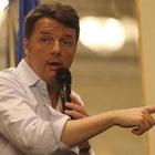 Matteo Renzi salta la transenna in diretta su La7, Enrico Mentana incredulo