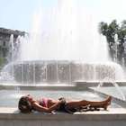 Afa insopportabile a Milano: turisti fanno il bagno nella...