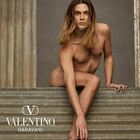 Valentino, modello nudo con la borsa scatena l'odio sui social. Piccioli: «È la bellezza del nostro tempo»