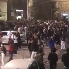 Movida violenta a Perugia, rissa nella piazza affollata: il sindaco chiude i bar da sabato sera alle 21