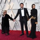 Bradley Cooper agli Oscar con mamma e moglie (e le fan si sciolgono)