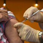 Vaccini, la svolta di Londra: una sola dose a più persone possibili. E gli Usa ci stanno pensando