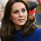 Kate Middleton ha il divieto di firmare autografi, la regola (poco conosciuta) della Royal Family: il motivo