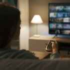Gli italiani abbandonano la tv: in 700mila non ce l'hanno più in casa. Boom di smartphone: oltre 50 milioni