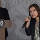Ucraina, giornalista in lacrime durante la conferenza stampa di Boris Johnson