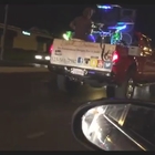 • Suona la batteria sul furgone: il video diventa virale