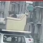 Catania, gira la città sdraiato su un divano caricato sul tettuccio di una Panda, il video choc