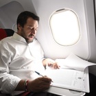 Salvini in aereo, le foto del documento «riservato» diventano un caso