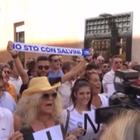 Conte si dirige in Senato, i manifestanti pro-Lega gli gridano "buffone"