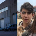 Lorenzo morto nello stage in fabbrica, la Procura: «Omicidio colposo a carico del datore». Il ministro Bianchi: «Incidente inaccettabile»