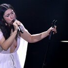 Sanremo, Elisa canta "O forse sei tu" sul palco dell'Ariston