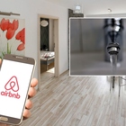 Cancellano la prenotazione su Airbnb, ma il proprietario gli nega il rimborso: si vendicano lasciando gas e acqua aperti per 25 giorni