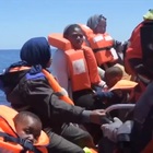 La Sea Watch soccorre 65 migranti: «Ci sono sette bambini e dei feriti, dateci un porto sicuro»