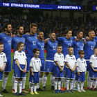 Davide Astori, commozione durante il minuto di silenzio prima di Argentina-Italia: tutti con la maglia numero 13
