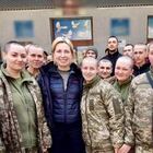 Soldatesse dell'Ucraina catturate e rasate a zero dai russi prima di essere scambiate con altri prigionieri