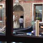 Venezia, gondoliere fa pipi' davanti a un portone