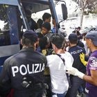 Poliziotti aggrediti a calci e pugni dai migranti del centro di accoglienza