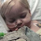 Bimbo di due anni in coma per un tumore si sveglia mentre i genitori stanno staccando la spina