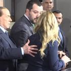 Berlusconi show al Quirinale: sposta la Meloni e si prende la scena
