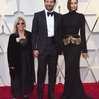 Bradley Cooper con mamma e moglie agli Oscar