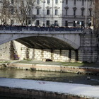 Roma, donna tenta il suicidio da ponte Garibaldi: salvata dai carabinieri