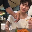 Turista mangia gli spaghetti con le bacchette, il cameriere lo imbocca con una forchetta e lo rimprovera: «Siamo in Italia»