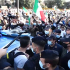 Roma, manifestante senza mascherina fermato dalla polizia: la reazione della folla