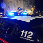 Roma, aggredito a colpi di bottiglia si difende con un'accetta: tre arresti