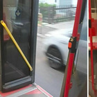 Bus Atac viaggia con le porte aperte: guasto alle porte o soluzione per arieggiare?