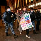 Russi in piazza per manifestare contro la guerra, la polizia prova a sopprimere le proteste