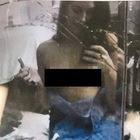 Prof licenziata per un selfie in topless inviato al fidanzato: «Voglio 3 milioni di risarcimento»