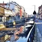 Milano, Navigli in secca pieni di rifiuti (Fotogramma)
