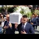 Centinaia di persone ai funerali della moglie e della figlia Video
