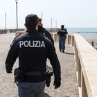 Roma, a Ostia algerino molesta ragazzine in spiaggia: rischia il linciaggio, poi l'arresto