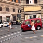 Tradimento "scoperto" a Roma? Un ragazzo scappa (quasi) nudo e urla: «Sei una p...». Il video è virale