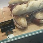 Panino al prosciutto a 15,95 euro, il prezzo "salato" in aeroporto è virale: «Pensavo fosse per tutto il vassoio»