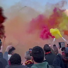 Roma-Milan, il pullman dei giallorossi arriva all'Olimpico: cori e fumogeni dei tifosi