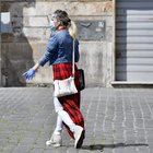 Roma: «Incontri all'aperto, obbligo di mascherine» E nuove regole in auto