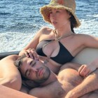 Aurora Ramazzotti e Goffredo Cerza in barca: «Pisolino power». I fan impazziti: Mamma e papà sexy