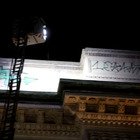 Milano, tre vandali imbrattano la galleria Vittorio Emanuele II con vernice spray verde e blu