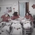 Le infermiere della maternità proteggono i neonati nelle culle durante il fortissimo terremoto di Taiwan