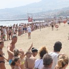 Catena umana in spiaggia, in migliaia ad Ancona: «No al muro anti-rumore, effetto devastante sul paesaggio»