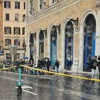 Roma, autobus perde carburante a Piazza Venezia, i vigili circoscrivono l'area con i monopattini