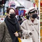 Coronavirus, la psicosi viaggia nelle chat delle mamme: «Non entrate nei negozi cinesi»